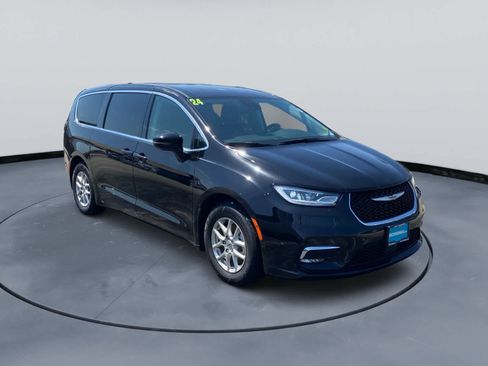 Used 2024 Chrysler Pacifica Touring-L FWD image 7