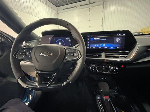 Used 2025 Chevrolet Trax RS FWD image 38