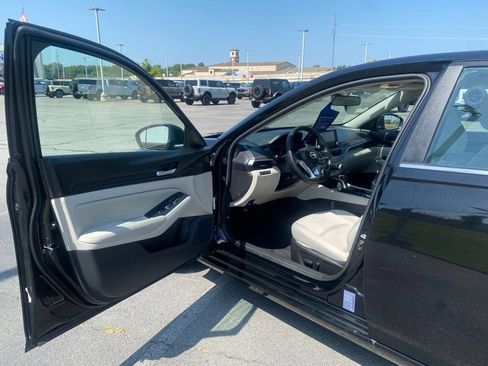Used 2025 Nissan Altima 2.5 SV FWD image 10