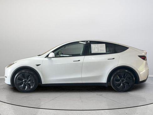 Used 2024 Tesla Model Y Long Range RWD image 9