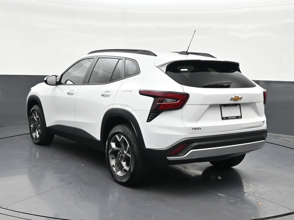 Used 2025 Chevrolet Trax LT FWD image 3