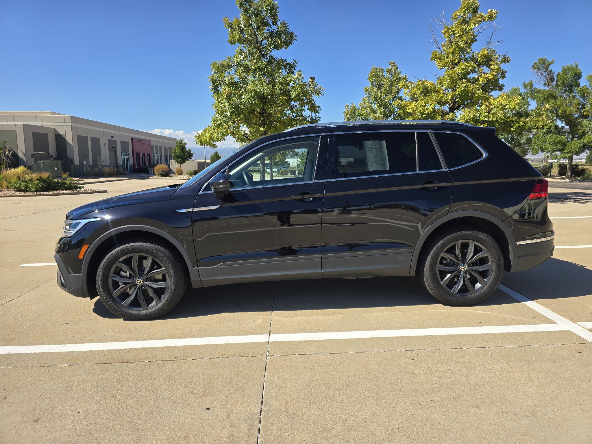 Used 2024 Volkswagen Tiguan SE AWD/4WD image 2