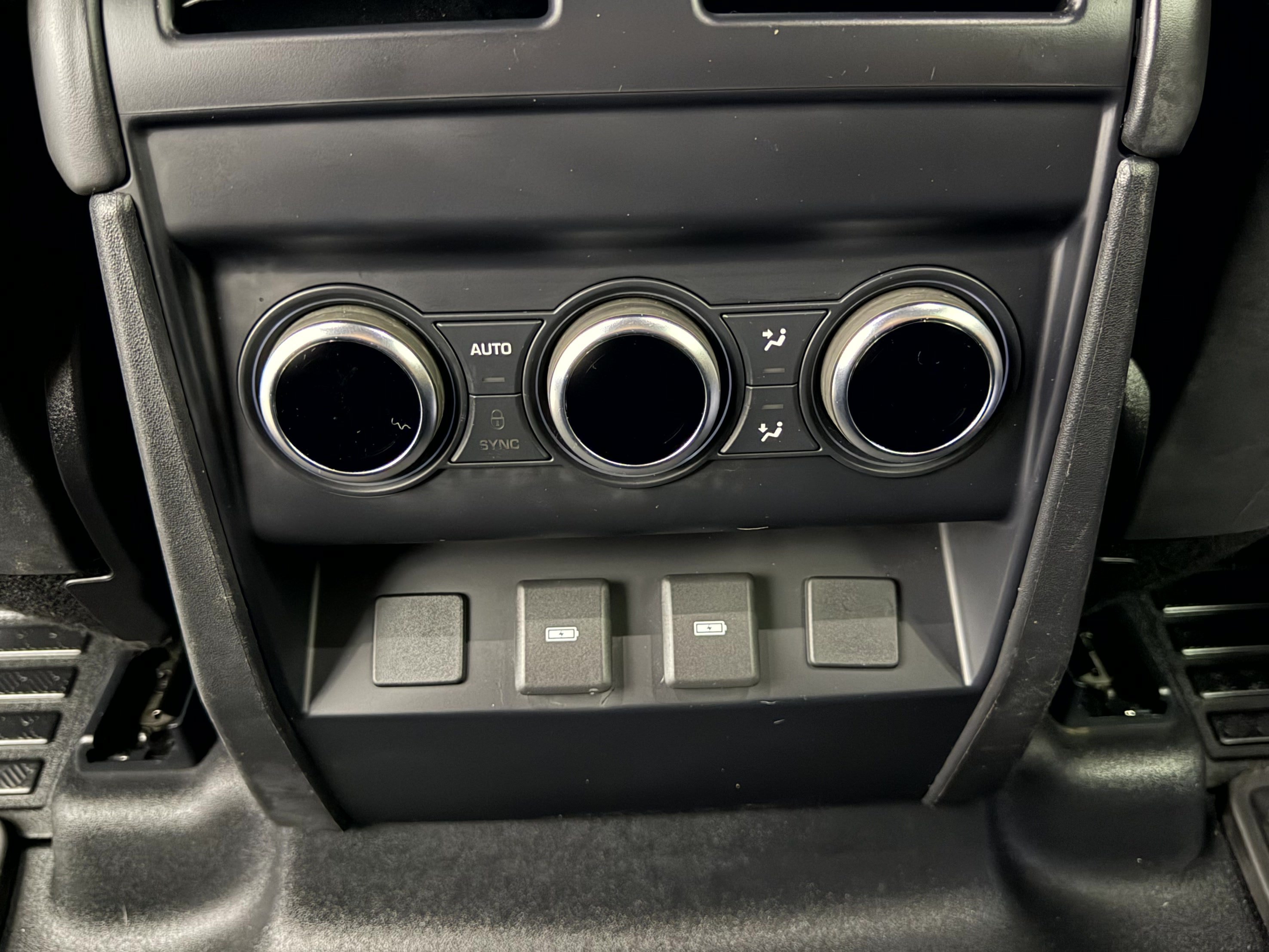 Used 2023 Land Rover Defender 130 X-Dynamic SE AWD/4WD image 28