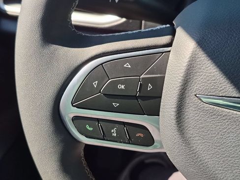 Used 2025 Chrysler Pacifica Select FWD image 21