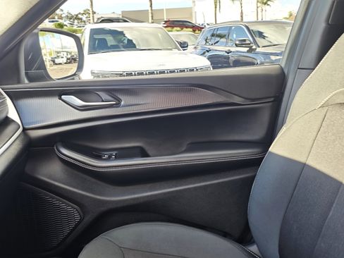 New 2025 Jeep Grand Cherokee Laredo image 13