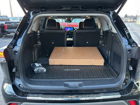 New 2026 Toyota Highlander Platinum image 6