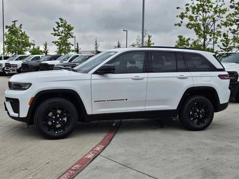 New 2026 Jeep Grand Cherokee Altitude AWD/4WD image 2