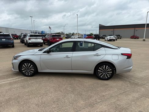 Used 2025 Nissan Altima 2.5 SV FWD image 8