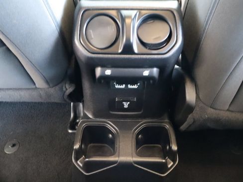 Used 2019 Jeep Wrangler Unlimited Sahara w/ Uconnect 4C Nav & Sound Group AWD/4WD image 36