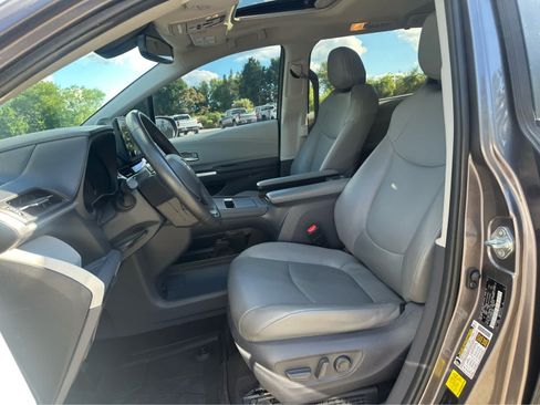 Used 2021 Toyota Sienna XLE w/ XLE Plus Package AWD/4WD image 10