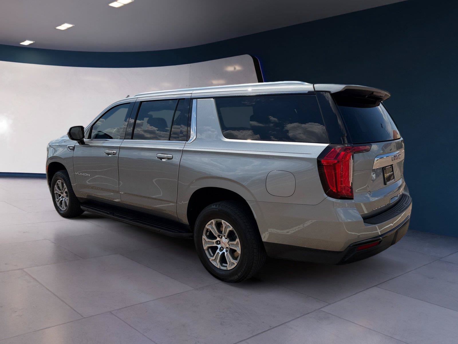 Used 2024 GMC Yukon XL SLE RWD image 3