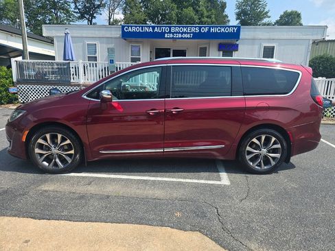 Used 2017 Chrysler Pacifica Limited w/ Tire & Wheel Group FWD image 3