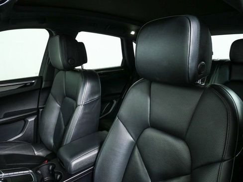 Certified 2019 Porsche Macan image 5