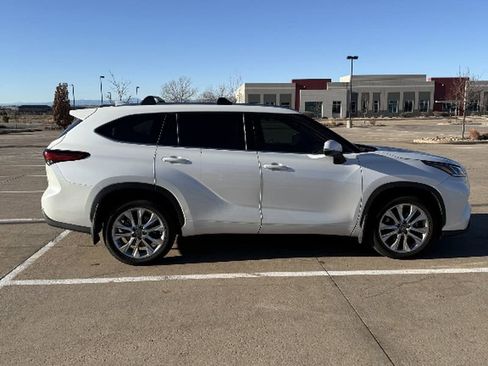 Used 2020 Toyota Highlander Limited image 3