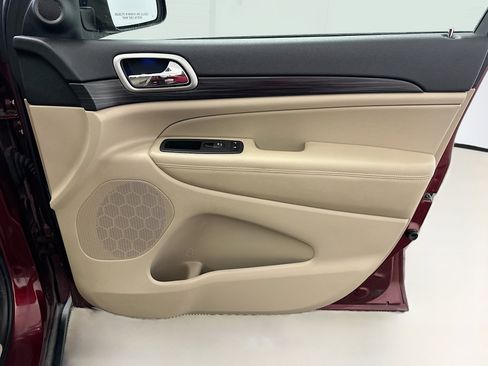 Used 2019 Jeep Grand Cherokee Laredo image 32