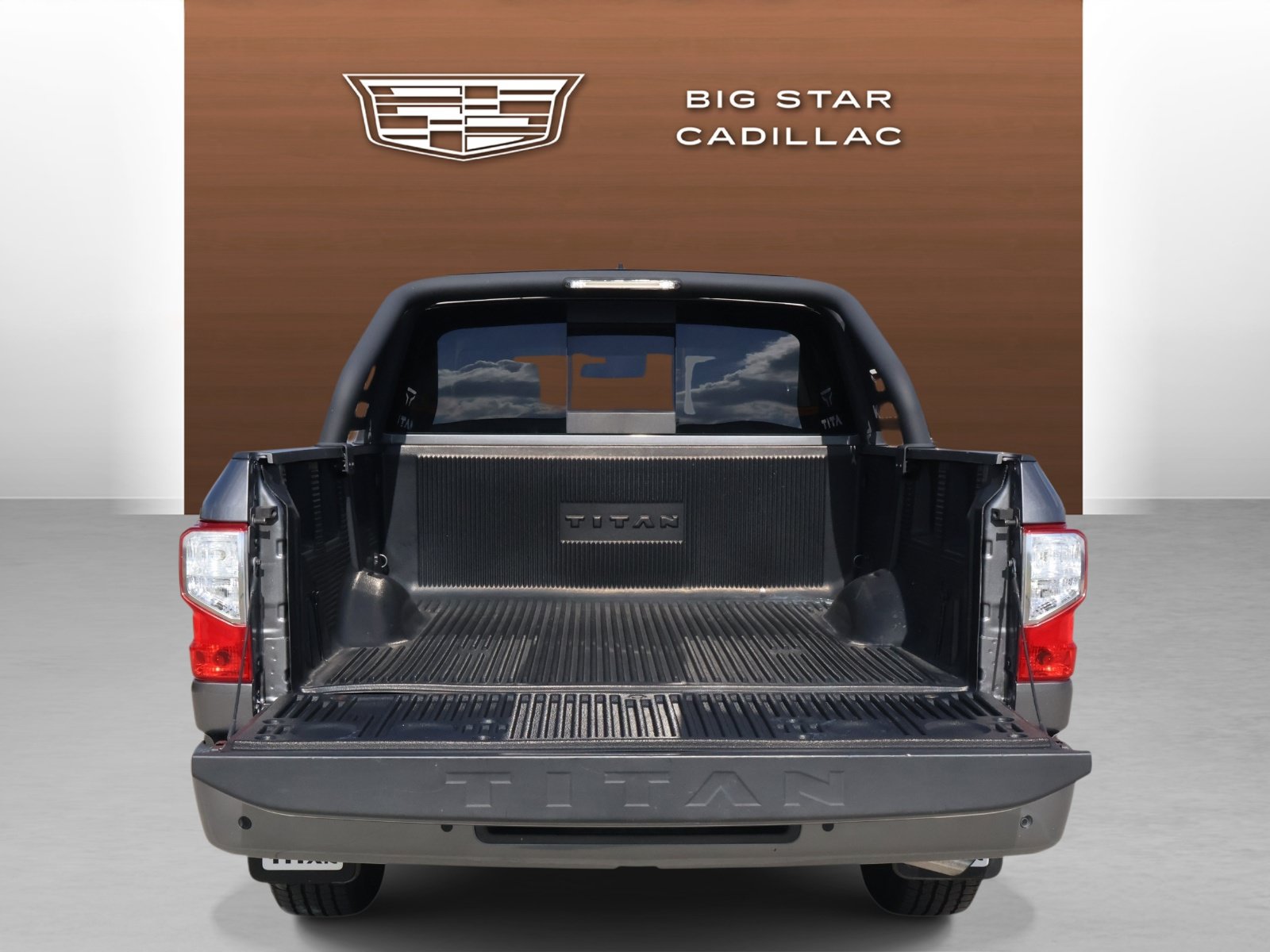 Used 2022 Nissan Titan SV w/ SV Convenience Package RWD image 10