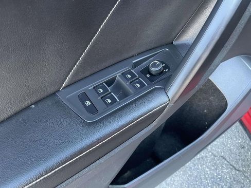 Used 2022 Volkswagen Tiguan SE image 29