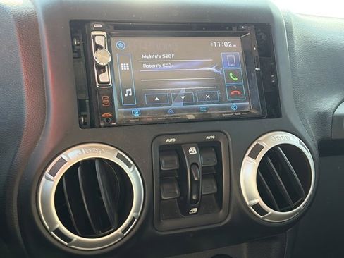 Used 2017 Jeep Wrangler Unlimited Sahara w/ Connectivity Group image 15