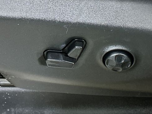 Used 2023 Chrysler Voyager LX image 12