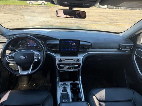Used 2021 Ford Explorer XLT w/ Equipment Group 202A AWD/4WD image 7