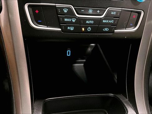 Used 2017 Ford Fusion SE w/ Fusion SE Technology Package image 16