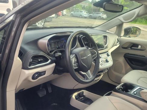 Used 2021 Chrysler Pacifica Touring-L w/ Uconnect Theater Family Group FWD image 16