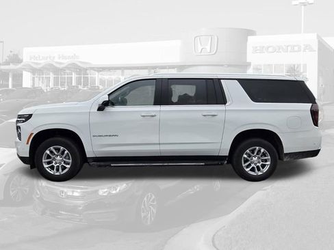 Used 2025 Chevrolet Suburban LT RWD image 8
