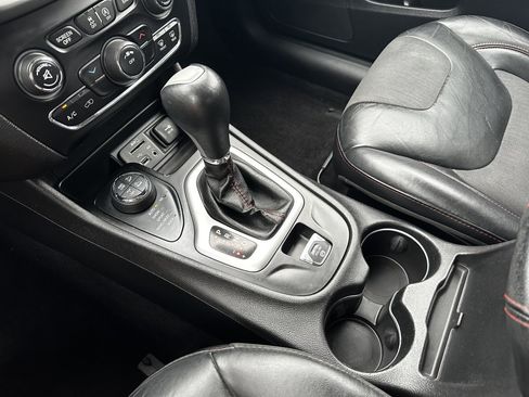 Used 2017 Jeep Cherokee Trailhawk image 30