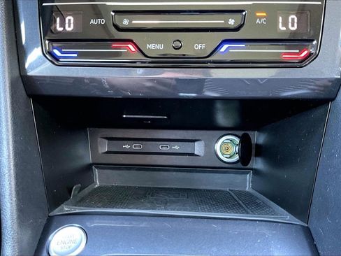 Used 2024 Volkswagen Tiguan SE image 17