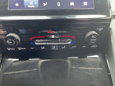 Used 2023 Jeep Grand Cherokee L Laredo image 26