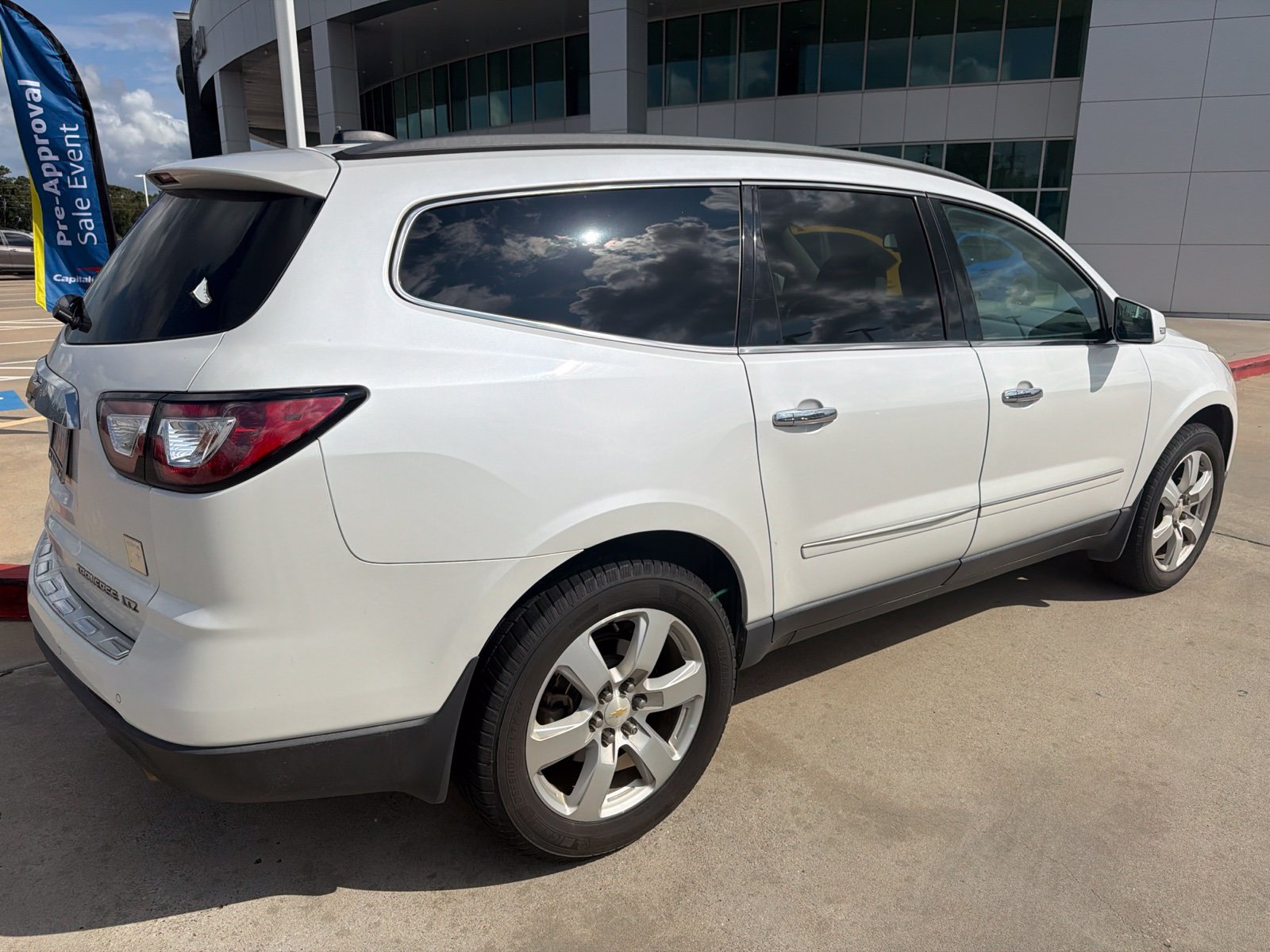 Used 2016 Chevrolet Traverse LTZ FWD image 3