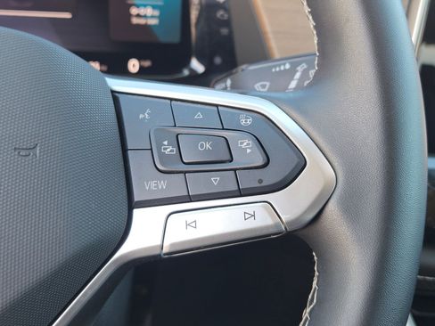 Used 2025 Volkswagen Atlas SE image 18