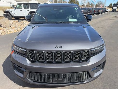 Used 2024 Jeep Grand Cherokee Limited w/ Black Appearance Package image 27