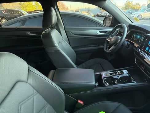 Used 2024 Volkswagen Atlas Cross Sport SE image 4