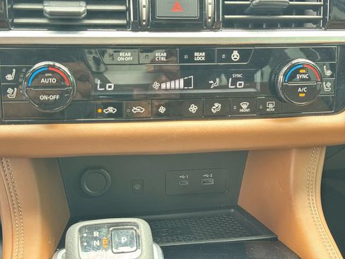 Used 2025 Nissan Pathfinder Platinum AWD/4WD image 25