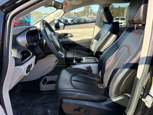 Certified 2024 Chrysler Pacifica Touring-L FWD image 14