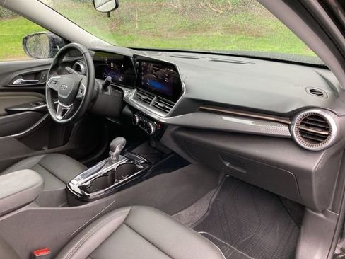 Used 2024 Chevrolet Trax ACTIV w/ Sunroof Package FWD image 30