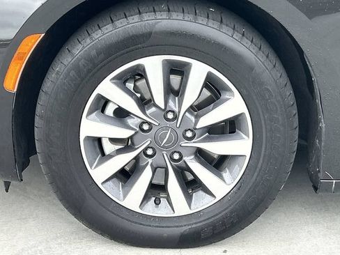Used 2023 Chrysler Pacifica Limited FWD image 10