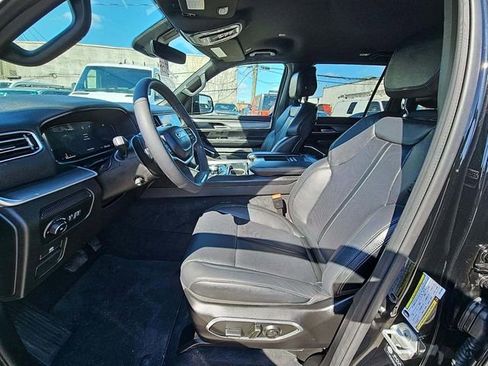 Used 2025 Jeep Wagoneer L Series II w/ 8-pass Seating Package image 5