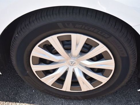 Used 2018 Toyota Camry FWD image 11