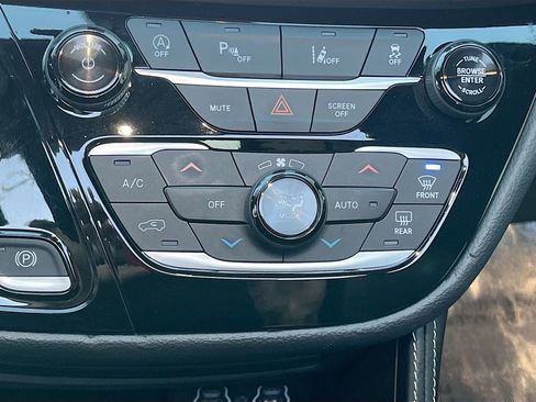 Used 2025 Chrysler Pacifica Limited image 16