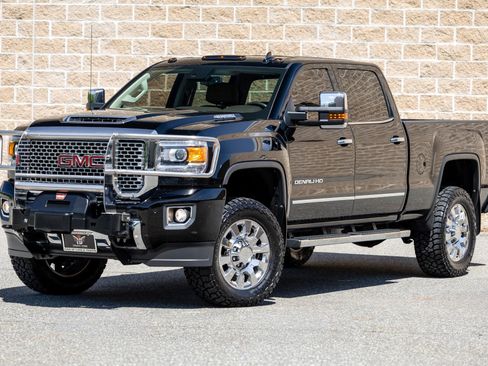 Used 2017 GMC Sierra 2500 Denali w/ Duramax Plus Package AWD/4WD image 3