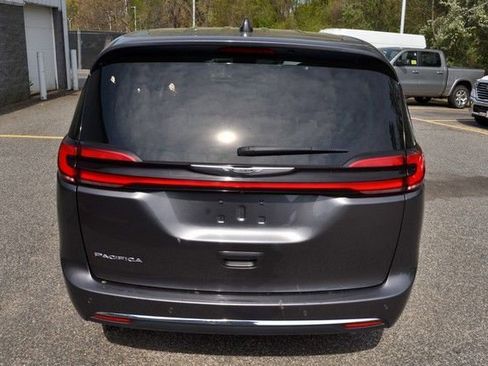 Used 2023 Chrysler Pacifica Touring-L FWD image 7