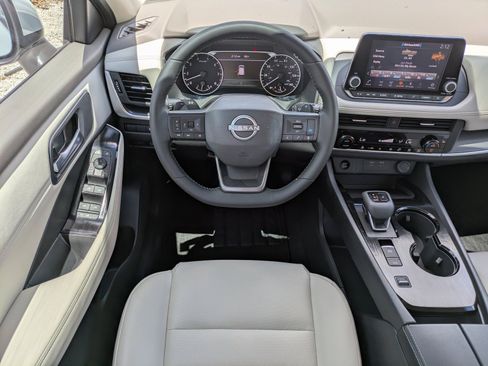 Used 2025 Nissan Rogue SV w/ SV Premium Package FWD image 14