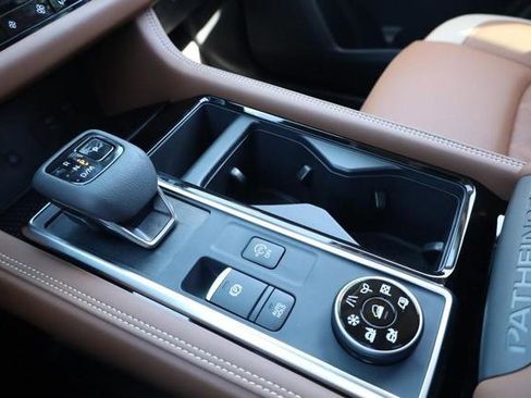 New 2026 Nissan Pathfinder Platinum AWD/4WD image 19