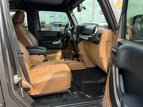 Used 2017 Jeep Wrangler Unlimited Sahara w/ Max Tow Package AWD/4WD image 8