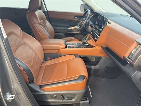 Used 2023 Nissan Pathfinder Platinum w/ Cargo Package image 13