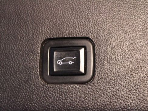 Used 2023 Chevrolet Traverse LT image 18