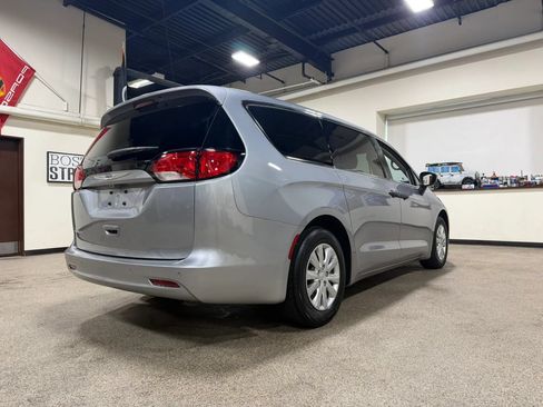 Used 2021 Chrysler Voyager L FWD image 11