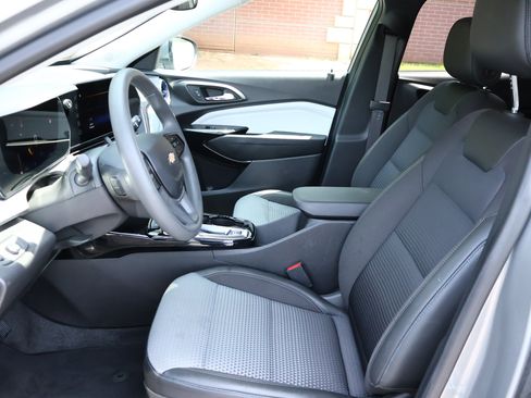Used 2025 Chevrolet Trax LT FWD image 8